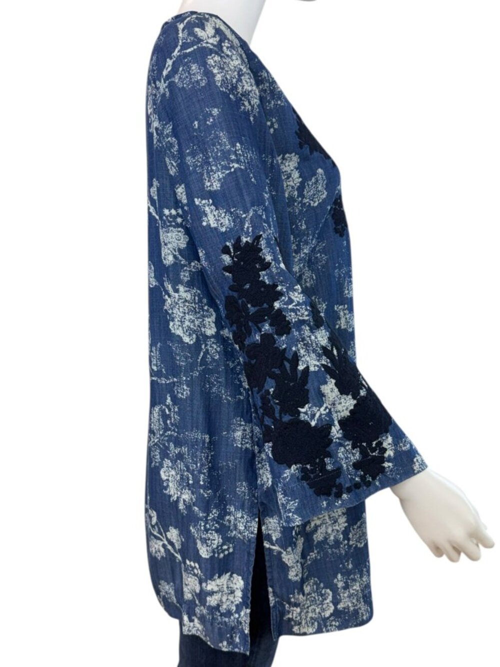 Chico's Blue Chambray Floral Embroidered Blouse Size M K0852 - Picture 2 of 10